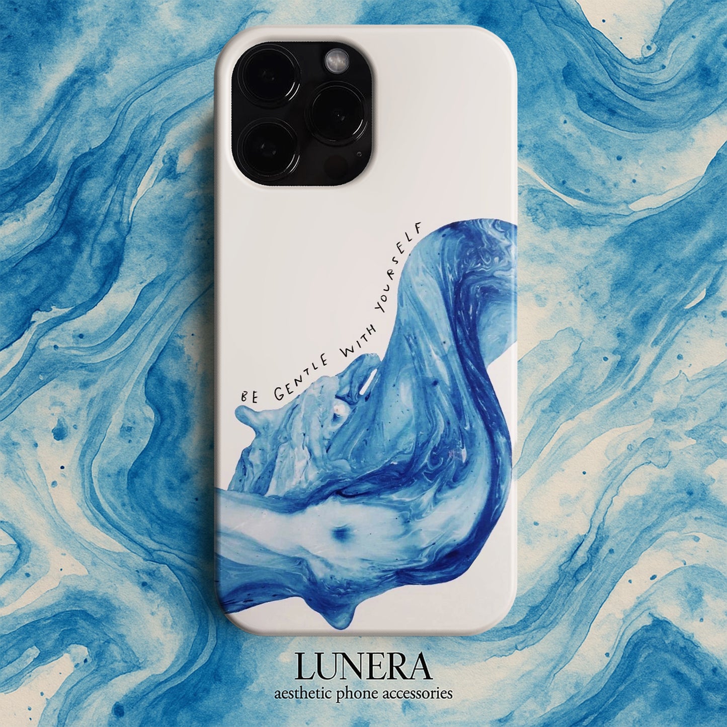 LUNERA 'Be Gentle With Yourself' Case – Mavi Akışkan Doku ve Sade Tipografi Tasarımı