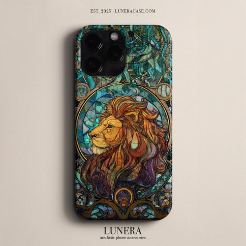 LUNERA Regal Lion Glass Case – Aslan Portreli Vitray Desenli Parlak Telefon Kılıfı