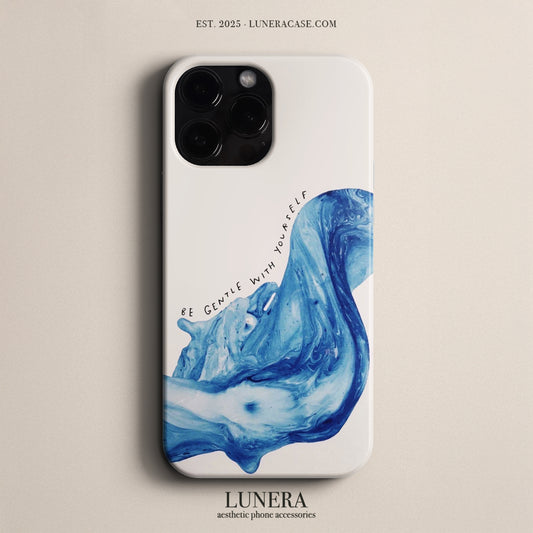 LUNERA 'Be Gentle With Yourself' Case – Mavi Akışkan Doku ve Sade Tipografi Tasarımı