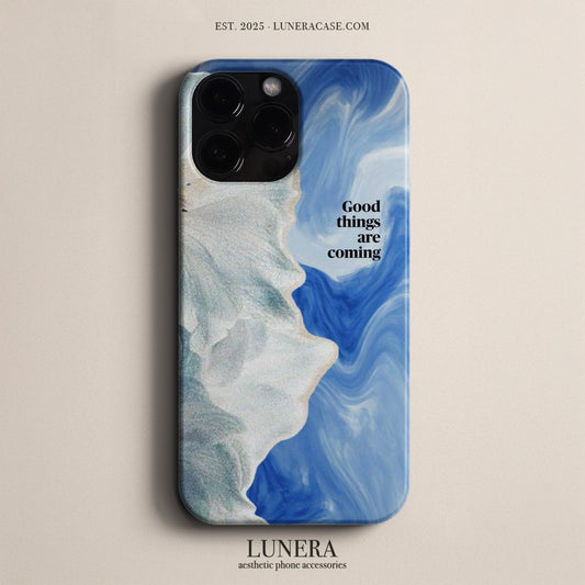 LUNERA 'Good Things Are Coming' Case – Mavi Dalgalar ve Umut Temalı Tasarım